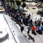 En el barrio La Ecuatoriana, la espera por el líquido sobrepadaba las dos horas.