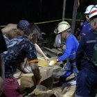 Mineros trabajando en las operaciones de búsqueda después de un accidente en la mina "El Miñon" en Antioquia, Colombia, el 17 de julio de 2025.