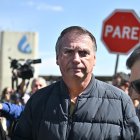 El expresidente de Brasil Jair Bolsonaro, sale de la sede de la Policía Federal este viernes, 18 de julio de 2025, en Brasilia (Brasil).