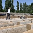 Una lanta de producción de bloques de construcción de arroz, hechos principalmente de cáscaras de arroz, un subproducto del procesamiento del arroz, en la región de Batken, en el sur de Kirguistán.