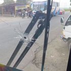 Los delincuentes dispararon contra el parabrisas y el costado izquierdo de la unidad de transporte, en Babahoyo.