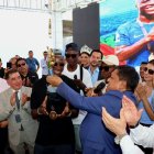 El alcalde de Santo Domingo, Wilson Erazo, le entregó las llaves de la ciudad y el Tsáchila de Oro.