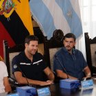 Nico Lapentti (i), Delpo (c-i) y Guga (d) fueron presentados en el Municipio de Guayaquil por el alcalde, Aquiles Alvarez.