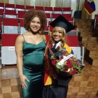 Graduación. Jessica, junto a su hermana Angie, embarazada de 8 meses, posó como nueva bachiller técnico en deportes de la república.