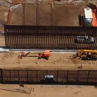 MEX8170. CIUDAD JUÁREZ (MÉXICO), 19/07/2025.- Fotografía aérea de trabajadores estadounidenses y maquinaria pesada detrás de un muro metálico este viernes, en la frontera de Ciudad Juárez (México). Con estructuras de acero más altas y resistentes, el Gobierno de Estados Unidos ha iniciado esta semana la edificación de un nuevo muro secundario entre la zona limítrofe de Nuevo México y Ciudad Juárez, levantamiento que ha sido cuestionado y rechazado, según afirmó a EFE el padre y párroco de la comunidad de Mater Dolorosa, Javier Calvillo. EFE/ Luis Torres