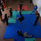 Jóvenes muestran sus mejores movimientos de break dance en el taller urbano de Quito Wambras.