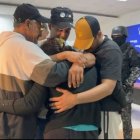 Reencuentro de la comerciante con su familia.