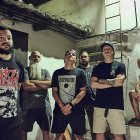 Dimas Camacho (voz), José Moronta (voz), Ronald Fernández (guitarra), Carlos Ochoa (guitarra), Jesús Hernández (bajo) y Humberto Ochoa (batería) conforman Sistema Diez. José, radicado en Chile, los acompaña a la distancia.