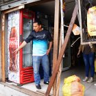Dos locales comerciales resultaron afectados tras el choque múltiple que se registró en la avenida La Legarda, norte de Quito