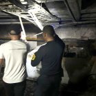 AME4124. BARRANQUILLA (COLOMBIA), 20/07/2025.- Fotografía cedida este domingo por la Alcaldía de Barranquilla que muestra integrantes de organismos de socorro, inspeccionando los daños ocasionados por un incendio en un parqueadero de un edificio de viviendas, en Barranquilla (Colombia). Al menos tres personas murieron y 13 más resultaron heridas este domingo por un incendio en un edificio de vivienda en la ciudad colombiana de Barranquilla (norte), confirmaron las autoridades locales. EFE/Alcaldía de Barranquilla / SOLO USO EDITORIAL /NO VENTAS /SOLO DISPONIBLE PARA ILUSTRAR LA NOTICIA QUE ACOMPAÑA /CRÉDITO OBLIGATORIO/MÁXIMA CALIDAD DISPONIBLE