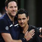Juan Martín Del Potro (i) abrazó y agradeció a Lapentti tras el duelo de leyendas.