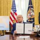 USA4017. WASHINGTON (DC, EEUU), 20/07/2025.- Fotografía cedida por La Casa Blanca donde aparece el presidente de Estados Unidos, Donald Trump (c), mostrando la orden ejecutiva sobre el aumento de aranceles el 13 de febrero de 2025 en el Despacho Oval de la Casa Blanca en Washington (EE.UU.). Trump cumple este domingo seis meses desde su regreso a la Casa Blanca, un arranque de segundo mandato marcado por una proteccionista política exterior y comercial, el endurecimiento en inmigración, medidas legislativas divisivas y una inesperada crisis en su hasta ahora leal base, descontenta por el manejo del caso contra Jeffrey Epstein. EFE/La Casa Blanca /SOLO USO EDITORIAL /NO VENTAS /SOLO DISPONIBLE PARA ILUSTRAR LA NOTICIA QUE ACOMPAÑA /CRÉDITO OBLIGATORIO