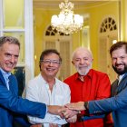 AME4845. MONTEVIDEO (URUGUAY), 28/02/2025.- Fotografía cedida por la Presidencia de Chile en la que se ve a su presidente, Gabriel Boric (d), el presidente de Brasil, Luiz Inácio Lula da Silva (c-d), el presidente de Colombia, Gustavo Petro (c-i) y el presidente electo de Uruguay, Yamandú Orsi, este viernes, en la embajada de Brasil en Montevideo (Uruguay). EFE/ Presidencia de Chile /SOLO USO EDITORIAL/NO VENTAS/SOLO DISPONIBLE PARA ILUSTRAR LA NOTICIA QUE ACOMPAÑA (CRÉDITO OBLIGATORIO)