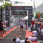 Elizabeth Bravo celebró tras llegar primera en la categoría élite profesional.