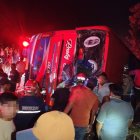 Un bus de transporte intercantonal se volcó en la vía El Empalme - Pichincha, la noche del domingo 20 de julio.