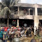 El servicio de bomberos y el personal de seguridad de Bangladés realizan búsqueda y rescate después de que un avión de la Fuerza Aérea se estrellara contra una escuela en Daca el 21 de julio de 2025.