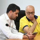 El ministro José David Jiménez (i) en una reunión con Jorge Delgado, presidente del COE.