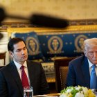 Fotografía del 7 de julio de 2025 del secretario de Estado de EE.UU., Marco Rubio (i), junto al presidente Donald Trump (d).