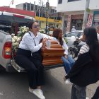 Familiares de una de las víctimas de la masacre en Playas trasladando su féretro hacia un camposanto del cantón.