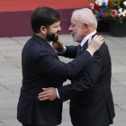 El presidente de Chile, Gabriel Boric (i) saluda al presidente de Brasil, Luiz Inácio Lula da Silva, este lunes 21 de julio de 2025.