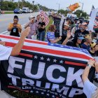 Un ataúd vacío cubierto con la bandera de EE.UU., que simboliza la muerte de la democracia, es llevado por activistas que asisten a la Marcha Crepuscular contra el presidente Donald Trump en Florida, EE. UU.