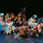 La obra cuenta con un elenco internacional de veinte artistas, que trabajaron durante tres meses en la puesta en escena de la obra.