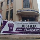 Familares de la modelo cuencana María Fernanda López hicieron un plantón ante la Fiscalía Provincial de Azuay para exigir justicia por su femicidio.