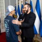 El presidente Nayib Bukele (d) al saludar a uno de los diez estadounidenses liberados por el gobierno venezolano.