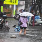 Un peatón camina a través de una zona inundada en Haikou, provincia de Hainan, China, el 20 de julio de 2025.