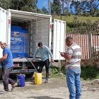 En diversos barrios de Loja, los moradores acuden con baldes y otros recipientes para recolectar agua entregada en camiones.