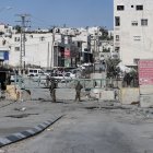 Un grupo de uniformados del Ejército de Israel, controlan una zona de territorio palestino en Gaza.