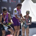 Eli (c) en lo alto del podio de la máxima categoría femenina del Ironman. La escoltaron Lirany Gutiérrez (Colombia), segunda y Olivia Dietzel (EE. UU.), tercera.