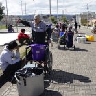 Caso. Vecinos forman largas filas a la espera de tanqueros. Llevan el agua en sillas de ruedas.