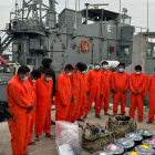 Detenidos presentados en el puerto de Manta tras operativo internacional antidrogas.