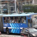 Una unidad de la Metrovía recorriendo el norte de Guayaquil.