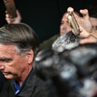El expresidente de Brasil Jair Bolsonaro camina a su salida tras una reunión con congresistas de la oposición este 21 de julio de 2025.