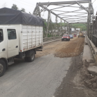 El puente sobre el río Viche muestra visibles signos de deterioro; la comunidad exige soluciones definitivas.