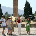 Imagen de este martes 22 de julio de 2025, de varios turistas visitando el Templo de Zeus Olímpico en Atenas, Grecia.