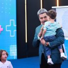 Nicolás Maduro, en compañía de niños venezolanos provenientes de Estados Unidos durante la transmisión de su programa en Caracas (Venezuela).