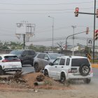 Infracciones. A diario, vehículos que salen desde la urbanización Málaga 1 circulan en contravía por un improvisado carril de servicio en el kilómetro 12,5 de la vía a Salitre.