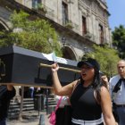 Personas que protestan contra las elecciones judiciales, en Guadalajara (México).