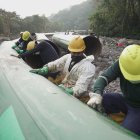 Trabajadores gestionan la rehabilitación de tubería petrolera  (imagen referencial).