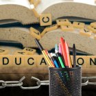 Ecuador mantiene un currículo estatal obligatorio incluso en planteles privados, según el estudio