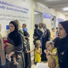El Hospital de la Sociedad Benéfica de Amigos del Paciente de Ciudad de Gaza  atestado de madres ojerosas y niños con desnutrición.
