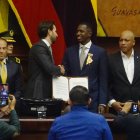 Willian Pacho, luego de recibir la medalla Vicente Rocafuerte al Mérito Deportivo en la Asamblea, de manos Niels Olse, presidente del legislativo.