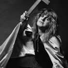 Ozzy Osbourne vivió una infancia difícil, pero logró hacerse un nombre importantísimo en la industria musical, el que acompañó con una imagen de caos y rebledía, además de una gran fortuna.