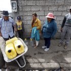 Los vecinos trasladaban en carretilla los contenedores con agua potable.