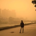 Un hombre sale a caminar durante una tormenta de arena en El Cairo, Egipto.