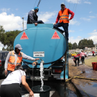 Moradores se abastecían de agua potable en los puntos de distribución alternativos.