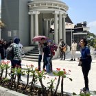 Recorrido. Estudiantes descansaron en la cima de una larga escalinata, junto al edículo del general Eloy Alfaro. Varios aprovecharon para fotografiar el sitio y admirar el paisaje.